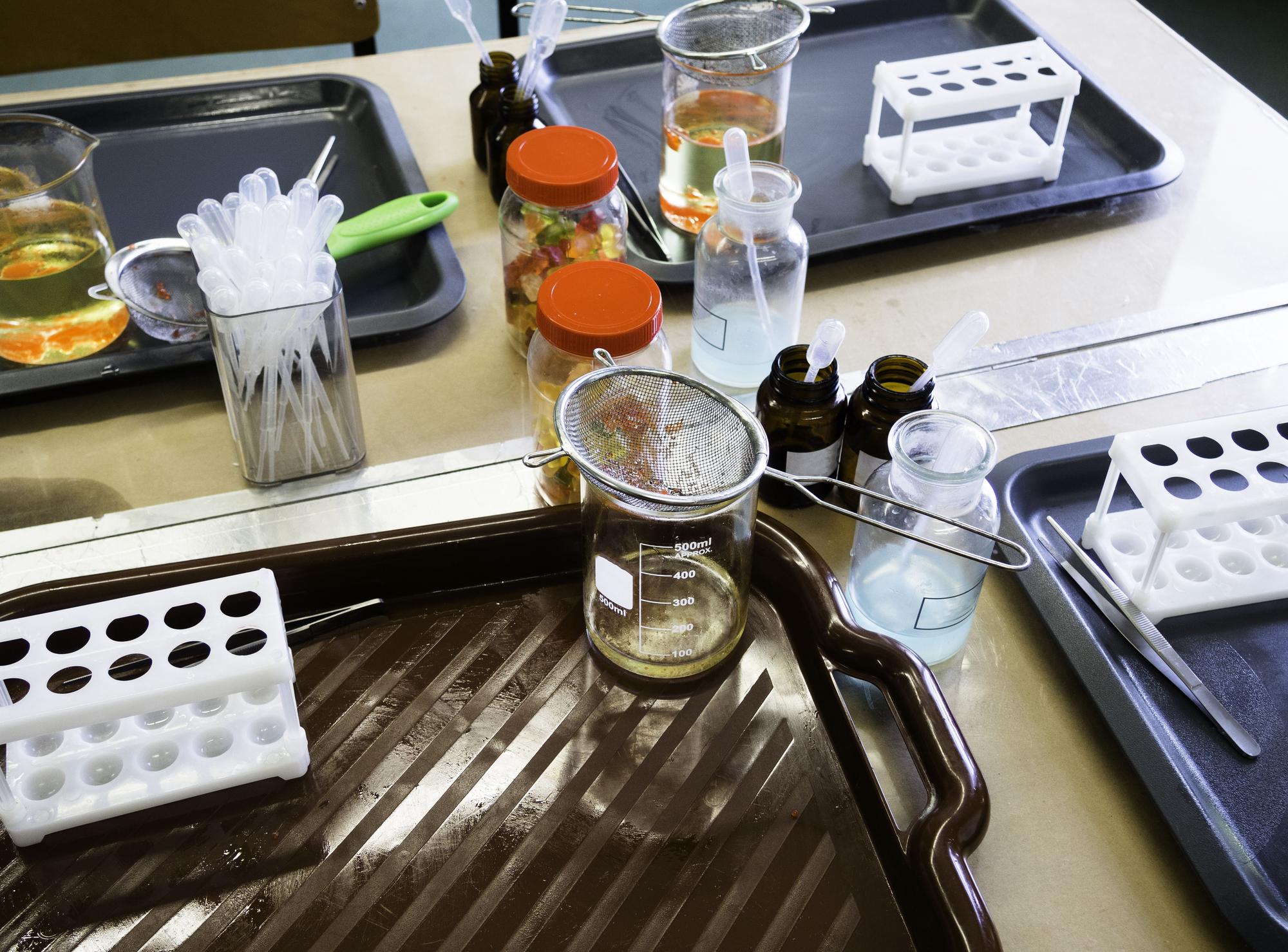 laboratoryjna stacja przygotowania jedzenia z narzędziami